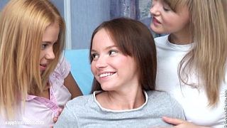 Студентки впервые пробуют лесбийский секс