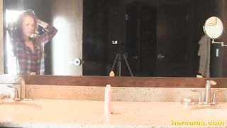 Кудрявая вебмодель трахает себя при помощи дилдо на камеру в ванной