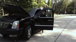 Девка на трассе садиться очком на дорожный конус и доводит себя им до оргазма со сквиртом