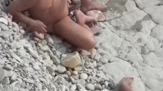 Муж на пляже снимает измену своей жены с её толстым начальником и его помощником