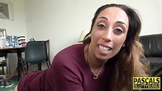 Зрелая сучка показывает глубину своей глотки и балдеет от жесткого анала