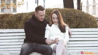 Красивый пацан жарит девушку в белых чулках в разные щели в квартире-студии