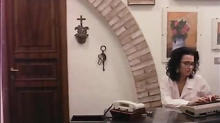 Сексуальная блондинка соблазняет бизнес партнеров и дает им в обе дырки