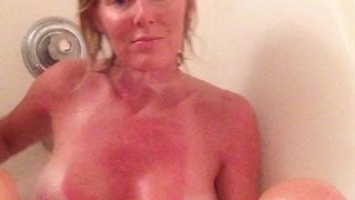 Загорелая супруга в душе мастурбирует пальцами и водой и трахает киску огурцом