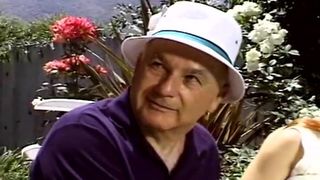 Муж с отцом наблюдают как брат трахает жену на покрывале