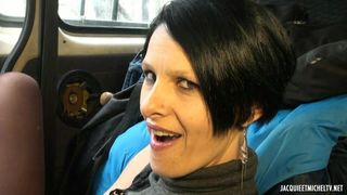 Мужики выебали зрелую мамку в чулках за городом в машине