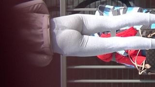 Мужик на вокзале снял скрытой камерой попку и писю красивой тинки в леггинсах