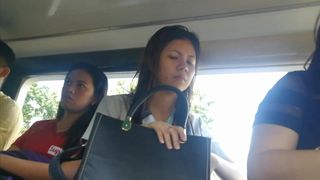 Мужик в автобусе снимает скрытой камерой стройные ножки азиатки в короткой юбке